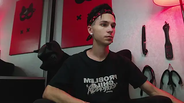 Joseph  Quinn online show from March 2025 11:53:01 AM