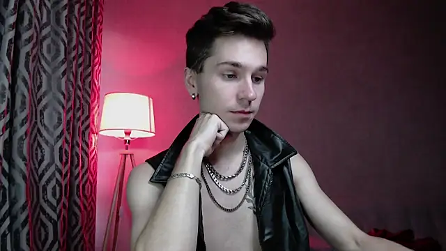 Joseph  Quinn online show from October 2025 12:24:01 PM