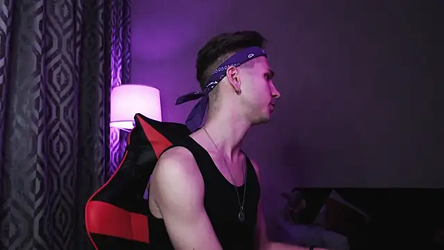 Joseph  Quinn online show from October 2025 05:13:02 PM