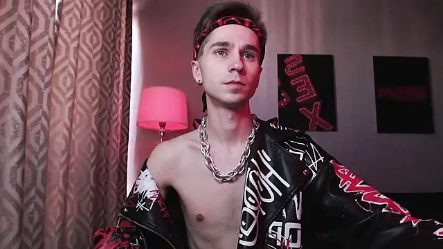 Joseph  Quinn online show from October 2025 03:58:02 AM