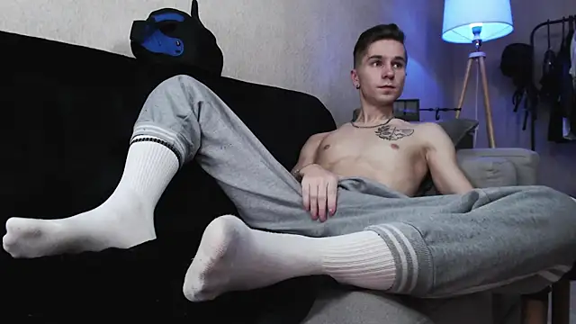 Joseph  Quinn online show from November 2025 08:09:02 AM