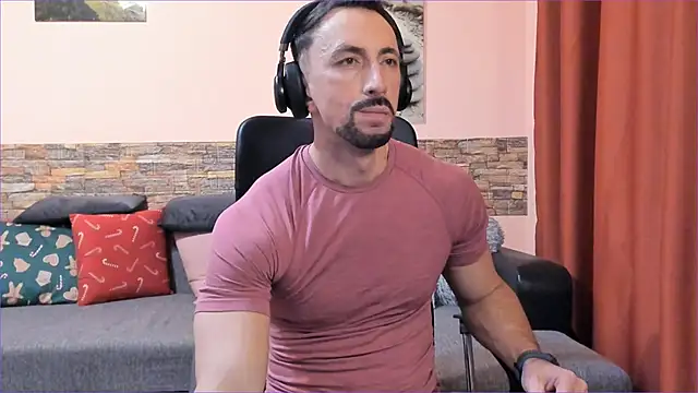 HotHunkTrainer online show from February 2025 05:25:02 PM