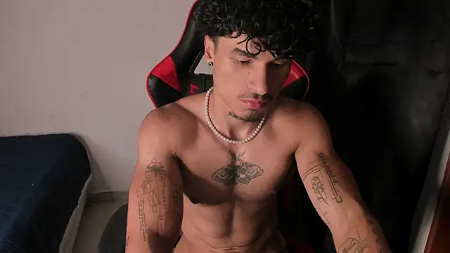 Snapshot of Thomas_Fit1 chatting on May 2026 03:46:01 AM Thomas Fit1 online show from May 2026 03:46:01 AM