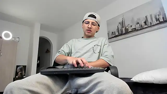 a lejandro 0 8 online show from March 2025 09:07:02 PM