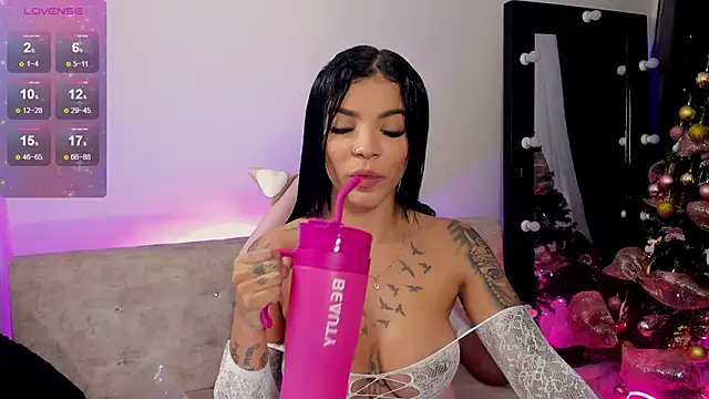 Snapshot of EmmaRusellx chatting on December 2024 01:06:02 PM EmmaRusellx online show from December 2024 01:06:02 PM