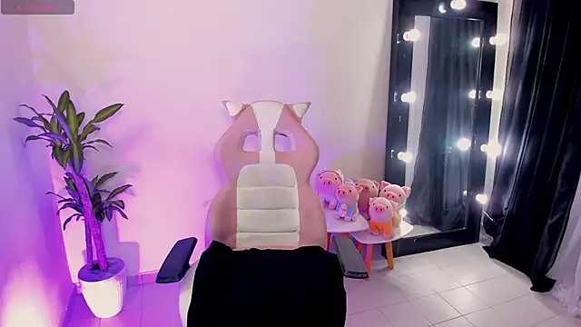 Snapshot of EmmaRusellx chatting on February 2025 02:37:01 AM EmmaRusellx online show from February 2025 02:37:01 AM