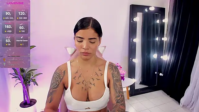 Snapshot of EmmaRusellx chatting on February 2025 05:15:01 PM EmmaRusellx online show from February 2025 05:15:01 PM