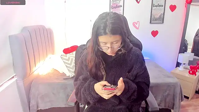 Amy joones online show from February 2025 01:30:01 PM