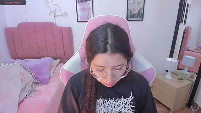 Amy joones online show from November 2025 01:32:02 PM