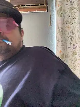 Snapshot of Miguel16i chatting on March 2025 06:18:01 PM Miguel16i online show from March 2025 06:18:01 PM