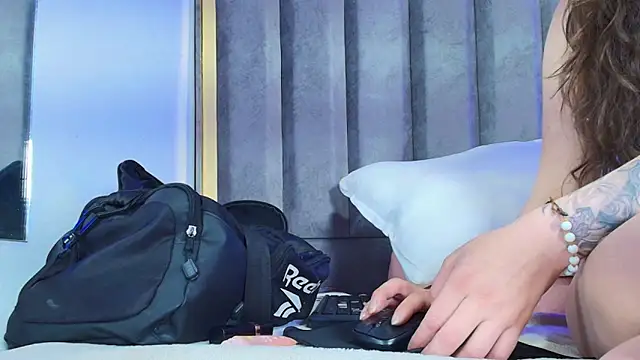 Snapshot of Eda_Bonne chatting on November 2025 12:41:02 PM Eda Bonne online show from November 2025 12:41:02 PM