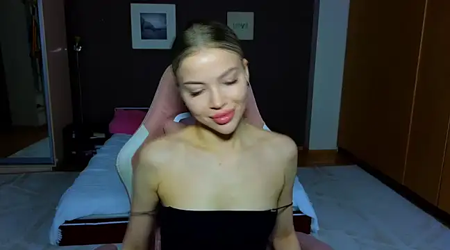 EmmyMills online show from March 2025 07:01:02 PM