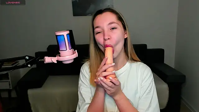 MiaThaine online show from December 2024 02:46:02 PM