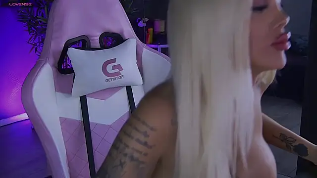 Snapshot of shayblonde chatting on December 2024 03:07:02 AM shayblonde online show from December 2024 03:07:02 AM