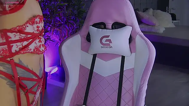 Snapshot of shayblonde chatting on December 2024 09:11:02 PM shayblonde online show from December 2024 09:11:02 PM