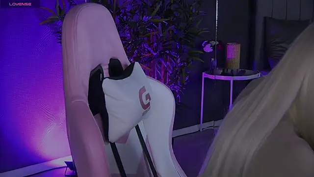 Snapshot of shayblonde chatting on December 2024 09:20:01 PM shayblonde online show from December 2024 09:20:01 PM