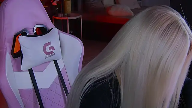 Snapshot of shayblonde chatting on January 2025 09:36:02 PM shayblonde online show from January 2025 09:36:02 PM