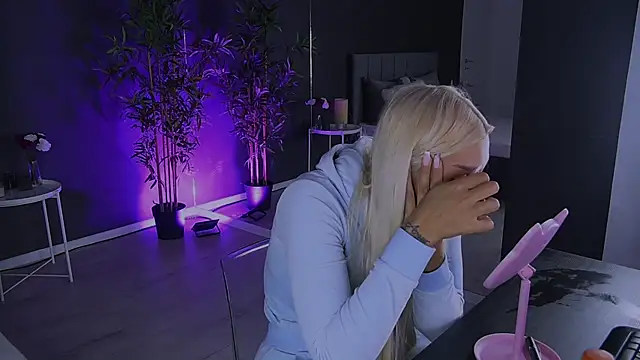 Snapshot of shayblonde chatting on January 2025 09:33:01 PM shayblonde online show from January 2025 09:33:01 PM