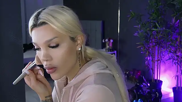 Snapshot of shayblonde chatting on March 2025 06:42:02 AM shayblonde online show from March 2025 06:42:02 AM