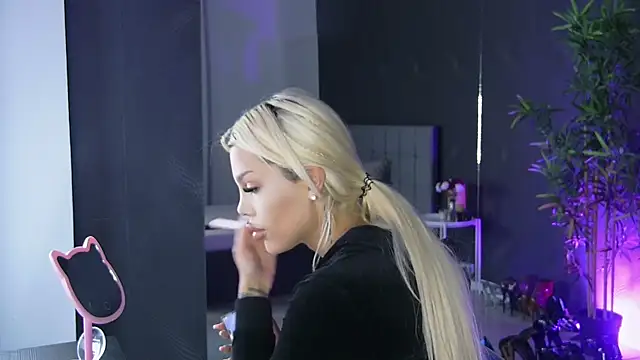 Snapshot of shayblonde chatting on March 2025 06:25:02 AM shayblonde online show from March 2025 06:25:02 AM