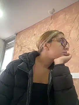 Miabonnett  online show from November 2025 12:16:01 PM