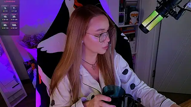 Emili1- online show from October 2025 11:42:02 AM