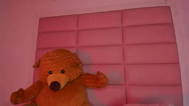 little-Emma online show from November 2025 11:38:02 PM