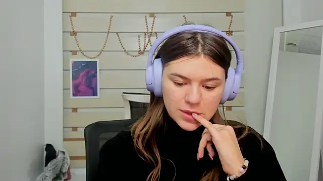 Josephine Kiss online show from February 2025 01:33:02 PM