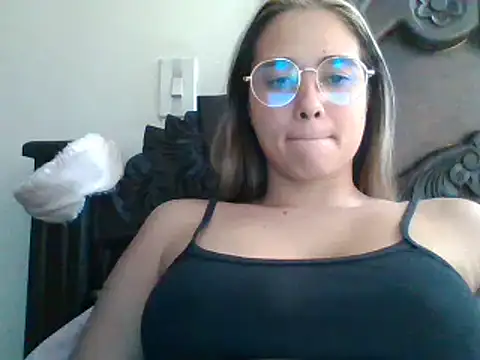 Snapshot of trianabell chatting on January 2025 07:31:02 PM trianabell online show from January 2025 07:31:02 PM