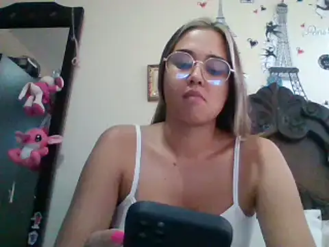 Snapshot of trianabell chatting on January 2025 09:20:01 PM trianabell online show from January 2025 09:20:01 PM