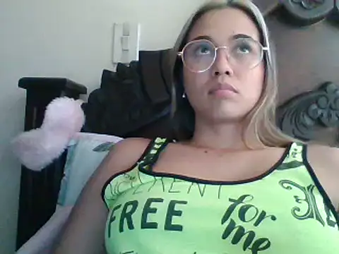 Snapshot of trianabell chatting on January 2025 07:44:02 PM trianabell online show from January 2025 07:44:02 PM