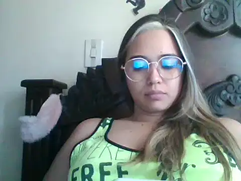 Snapshot of trianabell chatting on January 2025 07:51:02 PM trianabell online show from January 2025 07:51:02 PM