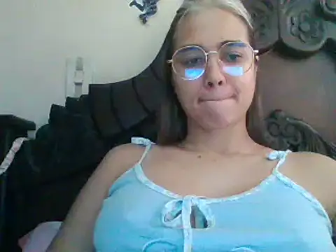 Snapshot of trianabell chatting on January 2025 04:51:02 PM trianabell online show from January 2025 04:51:02 PM