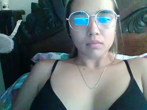 Snapshot of trianabell chatting on February 2025 07:52:02 PM trianabell online show from February 2025 07:52:02 PM