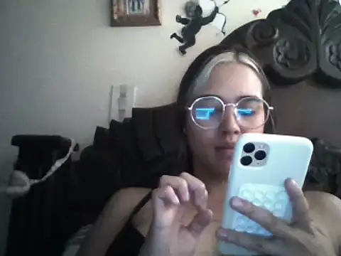 Snapshot of trianabell chatting on February 2025 04:03:01 PM trianabell online show from February 2025 04:03:01 PM