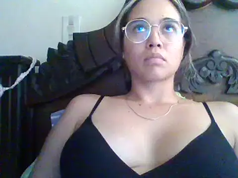 Snapshot of trianabell chatting on February 2025 07:31:02 PM trianabell online show from February 2025 07:31:02 PM