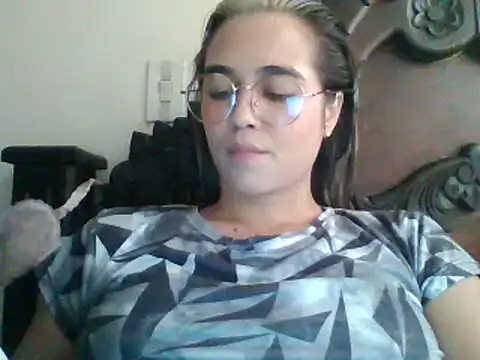 Snapshot of trianabell chatting on February 2025 06:02:01 PM trianabell online show from February 2025 06:02:01 PM