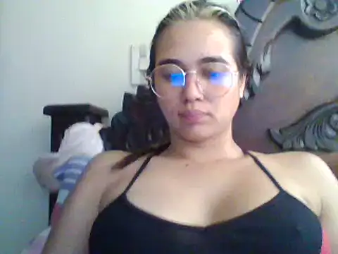 Snapshot of trianabell chatting on February 2025 05:18:02 PM trianabell online show from February 2025 05:18:02 PM