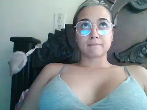 Snapshot of trianabell chatting on February 2025 05:19:02 PM trianabell online show from February 2025 05:19:02 PM