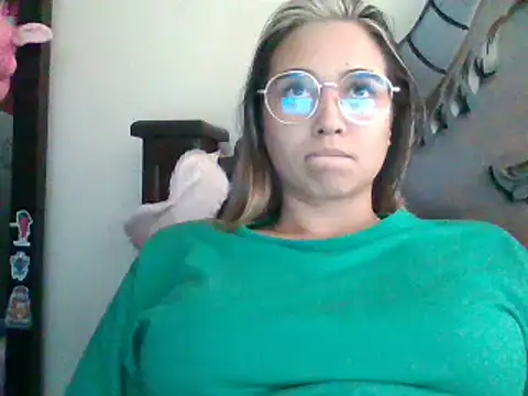 Snapshot of trianabell chatting on February 2025 07:48:02 PM trianabell online show from February 2025 07:48:02 PM