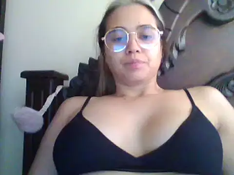 Snapshot of trianabell chatting on February 2025 05:03:02 PM trianabell online show from February 2025 05:03:02 PM