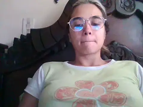 Snapshot of trianabell chatting on February 2025 03:42:02 PM trianabell online show from February 2025 03:42:02 PM