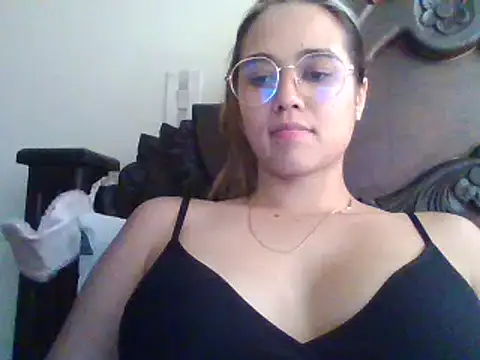 Snapshot of trianabell chatting on February 2025 09:09:01 PM trianabell online show from February 2025 09:09:01 PM