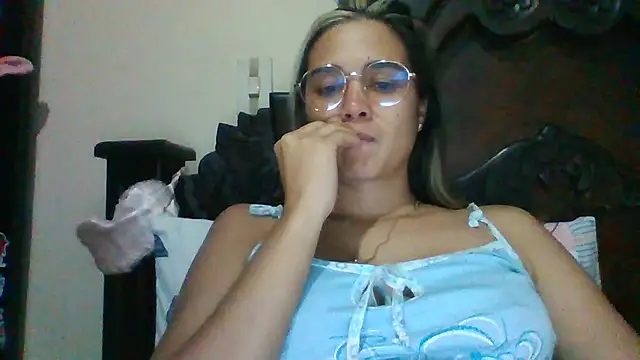 Snapshot of trianabell chatting on February 2025 02:23:02 AM trianabell online show from February 2025 02:23:02 AM