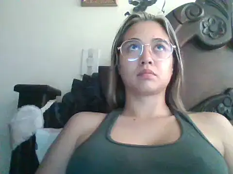 Snapshot of trianabell chatting on February 2025 04:21:01 PM trianabell online show from February 2025 04:21:01 PM