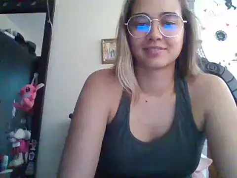 Snapshot of trianabell chatting on February 2025 07:25:02 PM trianabell online show from February 2025 07:25:02 PM