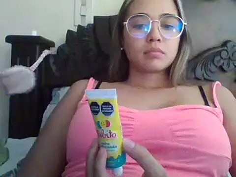 Snapshot of trianabell chatting on February 2025 07:26:01 PM trianabell online show from February 2025 07:26:01 PM