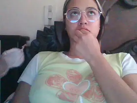 Snapshot of trianabell chatting on March 2025 03:49:01 PM trianabell online show from March 2025 03:49:01 PM