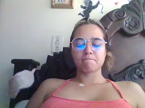 Snapshot of trianabell chatting on March 2025 04:33:01 PM trianabell online show from March 2025 04:33:01 PM