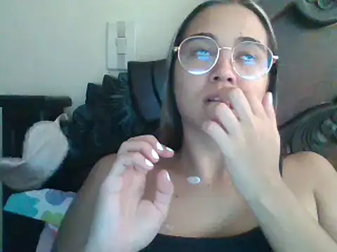 Snapshot of trianabell chatting on March 2025 04:59:02 PM trianabell online show from March 2025 04:59:02 PM